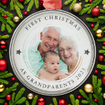 Gepersonaliseerde Eerste Kerstmis als grootouders  Metalen Ornament<br><div class="desc">Personaliseer dit ornament met favoriete foto om aan de nieuwe grootouders te geven als een aandenken ornament om aan hun boom te hangen</div>