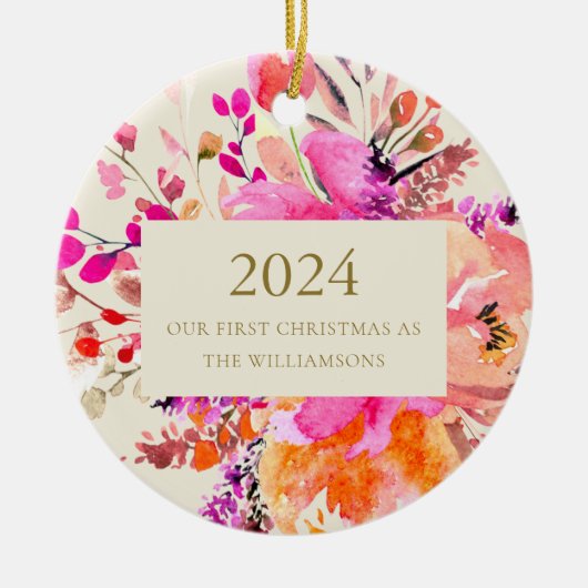 Gepersonaliseerde eerste Kerstmis Getrouwd Roze Bl Keramisch Ornament (Voorkant)
