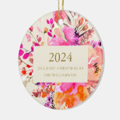 Gepersonaliseerde eerste Kerstmis Getrouwd Roze Bl Keramisch Ornament (Links)