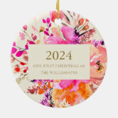 Gepersonaliseerde eerste Kerstmis Getrouwd Roze Bl Keramisch Ornament (Achterkant)