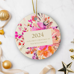 Gepersonaliseerde eerste Kerstmis Getrouwd Roze Bl Keramisch Ornament