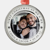 Gepersonaliseerde Eerste Kerstmis Mr & Mr Foto Metalen Ornament (Voorkant)