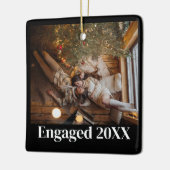 Gepersonaliseerde Eerste Kerstmis Verloofd Paar Zw Keramisch Ornament (Links)