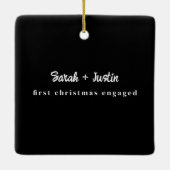 Gepersonaliseerde Eerste Kerstmis Verloofd Paar Zw Keramisch Ornament (Achterkant)