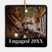 Gepersonaliseerde Eerste Kerstmis Verloofd Paar Zw Keramisch Ornament (Voorkant)