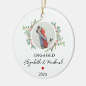 Gepersonaliseerde eerste kerstverloofde feestelijk keramisch ornament (Links)