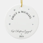 Gepersonaliseerde eerste kerstverloofde feestelijk keramisch ornament (Voorkant)