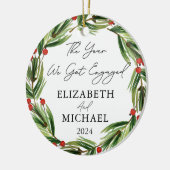 Gepersonaliseerde eerste kerstverloofde feestelijk keramisch ornament (Links)