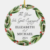 Gepersonaliseerde eerste kerstverloofde feestelijk keramisch ornament (Achterkant)