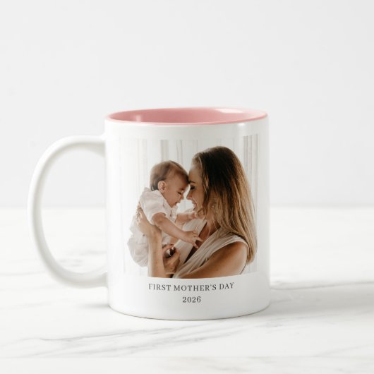 Gepersonaliseerde eerste Moederdag Mom Baby foto Tweekleurige Koffiemok (Links)