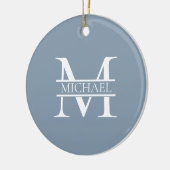 Gepersonaliseerde Elegant Dusty Blauw Monogram en  Keramisch Ornament (Links)