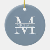 Gepersonaliseerde Elegant Dusty Blauw Monogram en  Keramisch Ornament (Achterkant)