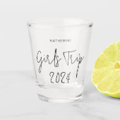 Gepersonaliseerde Elegant Meisjes Trip Script Typo Shot Glas (Voorkant)