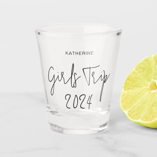 Gepersonaliseerde Elegant Meisjes Trip Script Typo Shot Glas (Voorkant)