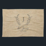 Gepersonaliseerde elegant rustige monogram familie theedoek<br><div class="desc">Eigen laurel monogrammed familienaam en een elegant kermisch plattelandskertje ochre beige burlap sjabloon keukenhanddoek.       Een modern keepascadeau of keukendecor voor bruiloften,  verjaardagen,  huisverwarming,  Thanksgiving,  Kerstmis of andere gelegenheden.</div>