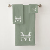 Gepersonaliseerde Elegant Sage Green Monogram & Na Bad Handdoek (Insitu)
