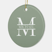 Gepersonaliseerde Elegant Sage Green Monogram & Na Keramisch Ornament (Links)