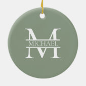 Gepersonaliseerde Elegant Sage Green Monogram & Na Keramisch Ornament (Achterkant)