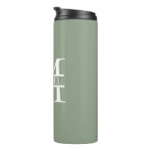 Gepersonaliseerde Elegant Sage Green Monogram & Na Thermosbeker (Geroteerd rechts)