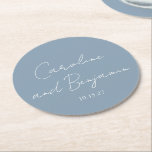 Gepersonaliseerde Elegante minimalistische bruilof Ronde Kartonnen Onderzetter<br><div class="desc">Gepersonaliseerde Elegante Minimalistische Bruiloft Stoffig Blauw Rond Papier Onderzetter</div>