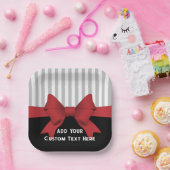 Gepersonaliseerde elegante moderne rode lint en st papieren bordje (Feest)