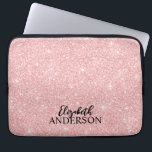 Gepersonaliseerde elegante roze glitter laptop sle laptop sleeve<br><div class="desc">Deze gepersonaliseerde meisjesachtige laptophoes heeft jouw naam in zwarte tekst op een mooie roze glitterachtergrond. Pas het hoesje van de laptop aan met de naam van uw keuze, zodat iemand zich extra speciaal voelt. Maakt een leuk cadeau voor verjaardagen of voor Kerstmis, en perfect voor terug naar school. Ontworpen voor...</div>