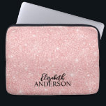 Gepersonaliseerde elegante roze glitter laptop sle sleeve<br><div class="desc">Deze gepersonaliseerde meisjesachtige laptophoes heeft jouw naam in zwarte tekst op een mooie roze glitterachtergrond. Pas het hoesje van de laptop aan met de naam van uw keuze, zodat iemand zich extra speciaal voelt. Maakt een leuk cadeau voor verjaardagen of voor Kerstmis, en perfect voor terug naar school. Ontworpen voor...</div>