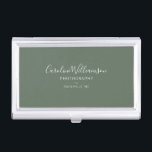 Gepersonaliseerde elegante Sage Green minimalistis Visitekaarthouder<br><div class="desc">Houd uw kaarten in stijl georganiseerd met dit elegante visitekaartjes hoesje met een zacht saliegroene achtergrond en minimalistische scripttypografie. Ontworpen voor fotografen, creatievelingen of eigenaren van kleine bedrijven, voegt dit gestroomlijnde hoesje een gepolijst tintje toe aan klantvergaderingen en netwerkevenementen. Personaliseer het met jouw naam, beroep en locatie voor een professionele...</div>