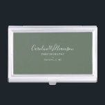 Gepersonaliseerde elegante Sage Green minimalistis Visitekaarthouder<br><div class="desc">Houd uw kaarten in stijl georganiseerd met dit elegante visitekaartjes hoesje met een zacht saliegroene achtergrond en minimalistische scripttypografie. Ontworpen voor fotografen, creatievelingen of eigenaren van kleine bedrijven, voegt dit gestroomlijnde hoesje een gepolijst tintje toe aan klantvergaderingen en netwerkevenementen. Personaliseer het met jouw naam, beroep en locatie voor een professionele...</div>