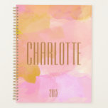 Gepersonaliseerde Elegante Waterverf Blush Undated Planner<br><div class="desc">Blijf in stijl georganiseerd met deze stijlvolle waterverf planner in zacht blush, goud en roze tinten. De delicate, artistieke achtergrond voegt een vleugje sophisticatie toe, waardoor het perfect is voor studenten, professionals en creatieven die houden van chique, moderne briefpapier. Deze ongedateerde planner stelt u in staat om op elk moment...</div>