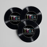 Gepersonaliseerde elke leeftijd  aangepaste foto V Ronde Kartonnen Onderzetter<br><div class="desc">Breng uw gasten terug in de tijd naar het gouden tijdperk van vinyl met onze gepersonaliseerde naam met elke leeftijd verjaardagsronde papieren Onderzetters, ontworpen om eruit te zien als klassieke platen! Of u nu een retro-themafeest organiseert, een mijlpaal viert zoals 70e, 80e of 90e verjaardag, of een speciale leeftijd zoals...</div>