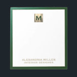 Gepersonaliseerde Emerald Green Gold-monogram Notitieblok<br><div class="desc">Blijf georganiseerd in stijl met dit gepersonaliseerde emerald green monogram notitieblok met een geborsteld metallisch gouden initiaal monogram. Perfect voor het samenvoegen van nota's, om lijsten, en ideeën te doen, is dit notitieblok zowel functioneel als modieus. Met papier van hoge kwaliteit en een stevige achterkant van het karton is het...</div>