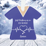 Gepersonaliseerde ER Nurse Christmas Ornament<br><div class="desc">Gepersonaliseerde eerste kerst als een ER Nurse ornament met een blauw struikgewas en een stethoscoopillustratie. Pas het aan met een naam en verander de kleuren van de huid en het uniform door op de knop te klikken om het ontwerp te bewerken.</div>