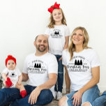 Gepersonaliseerde Familie Aangepaste Naam Overeenk T-shirt<br><div class="desc">Vier de vreugde en saamhorigheid van het vakantieseizoen met onze gepersonaliseerde Family Custom Name Matching Christmas T-Shirts. Deze heerlijke shirten zijn de perfecte manier om je familie te verenigen in feestelijke stijl, het creëren van gekoesterde herinneringen en het vastleggen van de geest van het seizoen. Pas elk shirt aan met...</div>