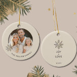 Gepersonaliseerde Familie Foto Sneeuwvlok Ornament<br><div class="desc">Creëer hartverwarmende herinneringen dit vakantieseizoen met onze "Gepersonaliseerde Familie Foto Sneeuwvlok Ornament." De voorkant van dit prachtige ornament toont je familienaam tegen een lichte achtergrond, die eenheid en liefde symboliseert. Wat dit ornament echt bijzonder maakt, is de familiefoto omlijst door een champagnegouden sneeuwvlok aan de linkerkant, die uw unieke band...</div>