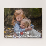 Gepersonaliseerde familie Foto van jullie grootoud Legpuzzel<br><div class="desc">Creëer uw eigen speciale puzzel met puzzel door een foto te uploaden en aangepaste tekst toe te voegen.  Het ontwerp bevat de woorden Wij (hart) u!  Voeg oma & opa,  mama,  papa,  enz. toe. Maakt een uniek geschenk voor verjaardagen,  feestdagen,  moederdag/vaderdag- en grootouderdag.</div>