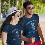 Gepersonaliseerde familie tropische vakantie Sunse T-shirt<br><div class="desc">Een zonnestrand en de horizon scène in een ananasvorm die een kalme oceaan toont. Ideaal voor zomervakanties, bruiloften, douches en feestelijkheden! Overeenkomende objecten in dit collectie. Voeg jouw naam of de naam van de gast toe door hierboven op de button Personaliseren te klikken. Voeg de individuele leden van het gezin...</div>