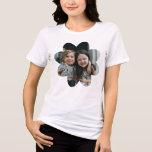 Gepersonaliseerde Familiefoto Oma Flower Lijst Tri-Blend Shirt<br><div class="desc">Dit bijzondere shirt is voorzien van een aangepaste foto van de kleinkinderen van oma, prachtig gemaskeerd in een bloemvormig lijst. Het ontwerp voegt een creatief tintje toe door een bloemsilhouet te gebruiken om de foto weer te geven, waardoor het een uniek geschenk is dat ze zal koesteren. Perfect voor oma's...</div>