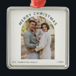 Gepersonaliseerde Familiefoto Vrolijk Kerstfeest 2 Metalen Ornament<br><div class="desc">Vier het feestelijke seizoen met onze gepersonaliseerde familiefoto Merry Christmas 2024 Metal Ornament, ontworpen om zowel stijlvol als duurzaam te zijn. Dit moderne, trendy ornament is gemaakt van onbreekbaar metaal, wat zorgt voor duurzaamheid en tegelijkertijd een vleugje elegantie toevoegt aan uw vakantiedecor. Met een strak gebogen fotoontwerp kunt u het...</div>