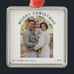 Gepersonaliseerde Familiefoto Vrolijk Kerstfeest 2 Metalen Ornament<br><div class="desc">Vier het feestelijke seizoen met onze gepersonaliseerde familiefoto Merry Christmas 2024 Metal Ornament, ontworpen om zowel stijlvol als duurzaam te zijn. Dit moderne, trendy ornament is gemaakt van onbreekbaar metaal, wat zorgt voor duurzaamheid en tegelijkertijd een vleugje elegantie toevoegt aan uw vakantiedecor. Met een strak gebogen fotoontwerp kunt u het...</div>