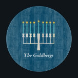 Gepersonaliseerde familienaam Blue Hanukkah Menora Snijplank<br><div class="desc">Vier Chanoeka met een moderne twist met behulp van dit diepblauwe ontwerp met een gestileerde menora met gloeiende gouden vlammen. De familienaam zit elegant onder in een verfijnd serif lettertype, wat een persoonlijke en feestelijke touch toevoegt. Dit ontwerp is ideaal voor gezinnen die waarde hechten aan traditie, warmte en zinvolle...</div>