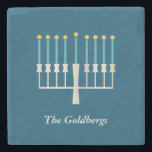 Gepersonaliseerde familienaam Chanoeka Menorah Blu Stenen Onderzetter<br><div class="desc">Vier Chanoeka met dit elegante gepersonaliseerde stenen onderzetter met een prachtig ontworpen menora op een klassieke blauwe achtergrond. Perfect voor het toevoegen van een feestelijke touch aan uw interieur, dit onderzetter maakt een doordacht vakantie cadeau of een stijlvolle toevoeging aan uw Chanoeka tafel instelling. Pas het aan met een familienaam...</div>