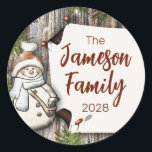Gepersonaliseerde familienaam Christmas Snowman Ronde Sticker<br><div class="desc">Leg de essentie van het seizoen vast met deze vertederende rustieke kerstprint, met een charmante sneeuwman in een gezellige sjaal die is neergezet tegen een achtergrond van verweerd en verdrietig hout. De combinatie van de grillige sneeuwman en de rustieke elementen roept een nostalgische en hartverwarmende vakantie ambiance op. Wat deze...</div>