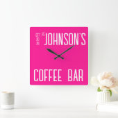 Gepersonaliseerde familienaam Coffee Bar Hot Pink Vierkante Klok (Huis)
