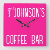 Gepersonaliseerde familienaam Coffee Bar Hot Pink Vierkante Klok (Voorkant)