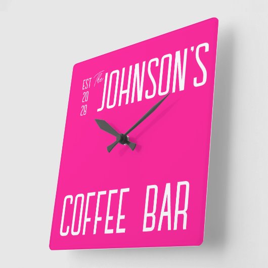 Gepersonaliseerde familienaam Coffee Bar Hot Pink Vierkante Klok (Hoek)