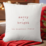Gepersonaliseerde familienaam Merry   Bright Chris Kussen<br><div class="desc">Rood en wit vrolijk   helder gepersonaliseerd kerstkussen. Dit vakantiewerpkussen heeft een witte achtergrond met rode kersttekst. Alle tekst kan worden aangepast en vervangen door elke tekst van uw keuze.</div>