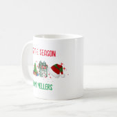 Gepersonaliseerde familienaam Vrolijk Kerstfeest Koffiemok (Voorkant links)