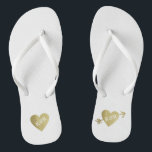 gepersonaliseerde faux gouden liefde harten met pi teenslippers<br><div class="desc">Voor een echtpaar,  een romantisch ontwerp met hun initialen (meneer   mevrouw) in een grafisch faux golden hart met een pijl op wit...  om troost en gemak te bieden aan al uw huwelijksplanningsgebeurtenissen...  ideaal om na de bruiloft te draag</div>