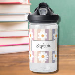 Gepersonaliseerde Floral Daisy Girly Waterfles<br><div class="desc">Deze schattige waterfles heeft witte madeliefjes op een gestreepte achtergrond in pastelkleuren. Gemakkelijk aan te passen met jouw naam. Geweldig voor Back to School of als cadeau.</div>